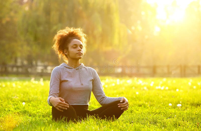 Entspannte Person bei der Meditation in der Natur